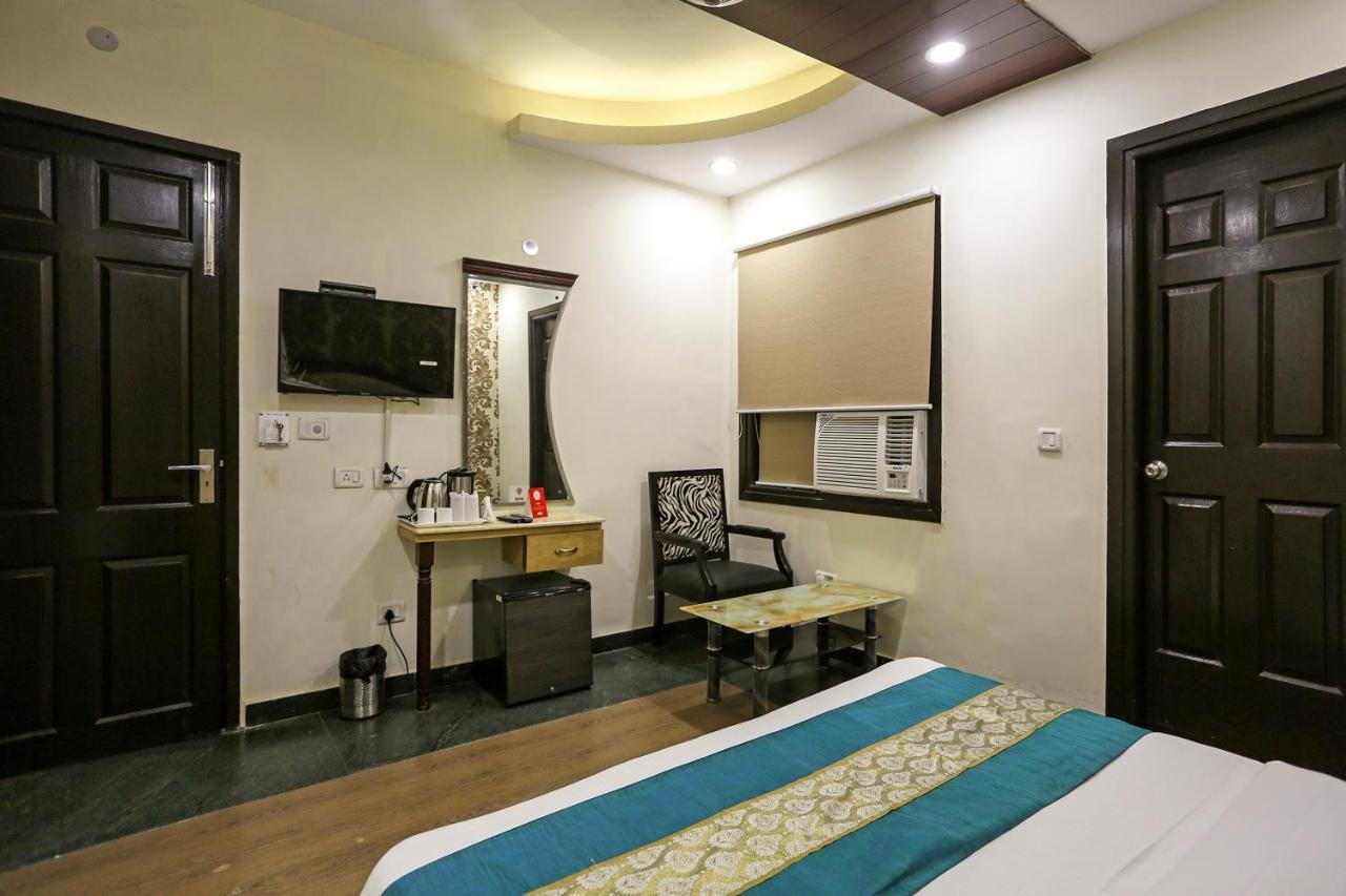 Oyo Hotel Asko International Near Gurudwara Shri Bangla Sahib Нью-Дели Экстерьер фото