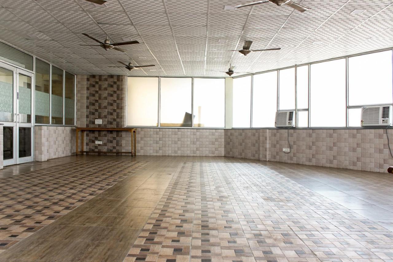 Oyo Hotel Asko International Near Gurudwara Shri Bangla Sahib Нью-Дели Экстерьер фото